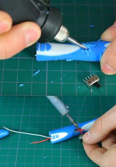 開孔放入撥動開關(guān).jpg 開孔放入撥動開關(guān).jpg