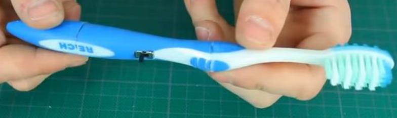 撥動開關(guān)安裝到牙刷成品圖.jpg 撥動開關(guān)安裝到牙刷成品圖.jpg